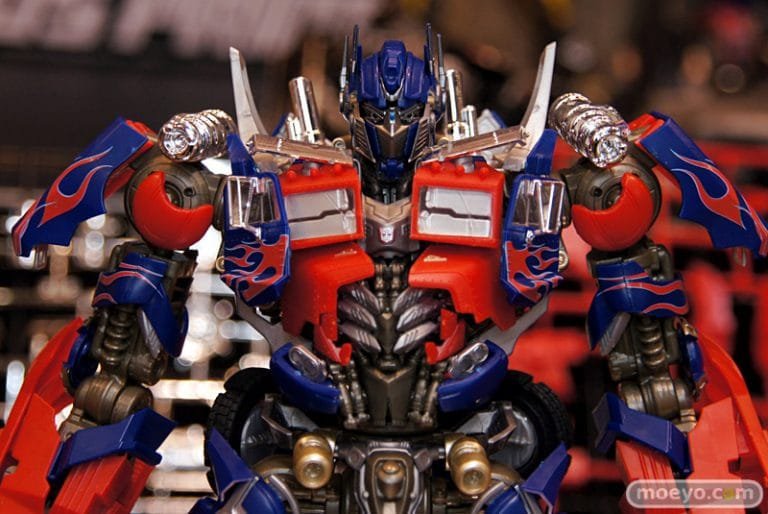 Transformers Dual Model Kit. Credits: Moeyo